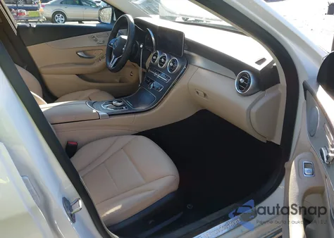 2019 Mercedes-Benz C 300 z USA, uszkodzony, nr VIN 55SWF8DB9KU288770